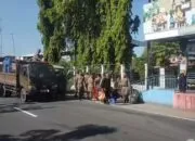 Satpol PP Padang Angkut Lapak PKL di Jalan Adinegoro