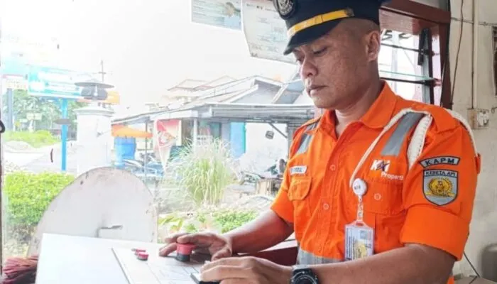 Afrizul, Penjaga Palang Pintu di Perlintasan Kereta Lubuk Buaya