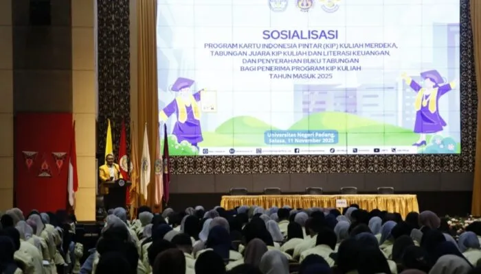 UNP Serahkan Buku Tabungan KIP Kuliah untuk 3.207 Mahasiswa
