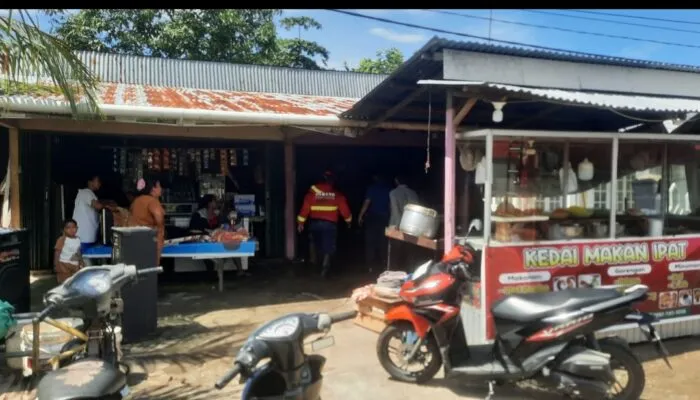 Percikan Api dari Kipas Angin Sebuah Warung Terbakar