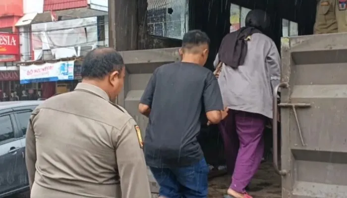 Pasangan Keluarga dari Jakarta Diduga Tertipu di Padang Terlantar