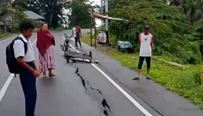 Hujan Deras Sebabkan Jalan Amblas di Teluk Bayur Padang